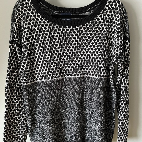 American Eagle Black and White Sweater - Picture 1 of 3